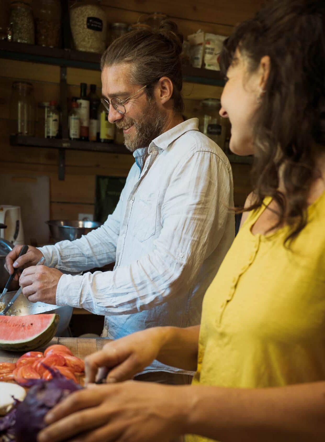 Deux personnes préparent le repas dans la cuisine
