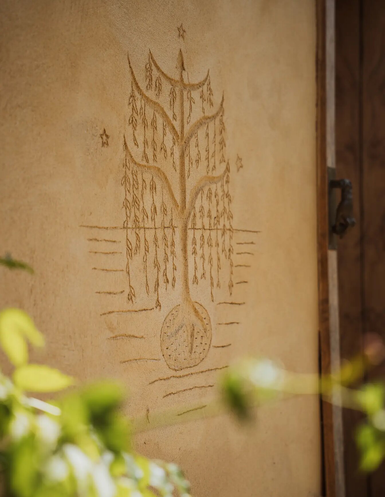 L'arbre étoilé gravé dans le cuir d'une porte