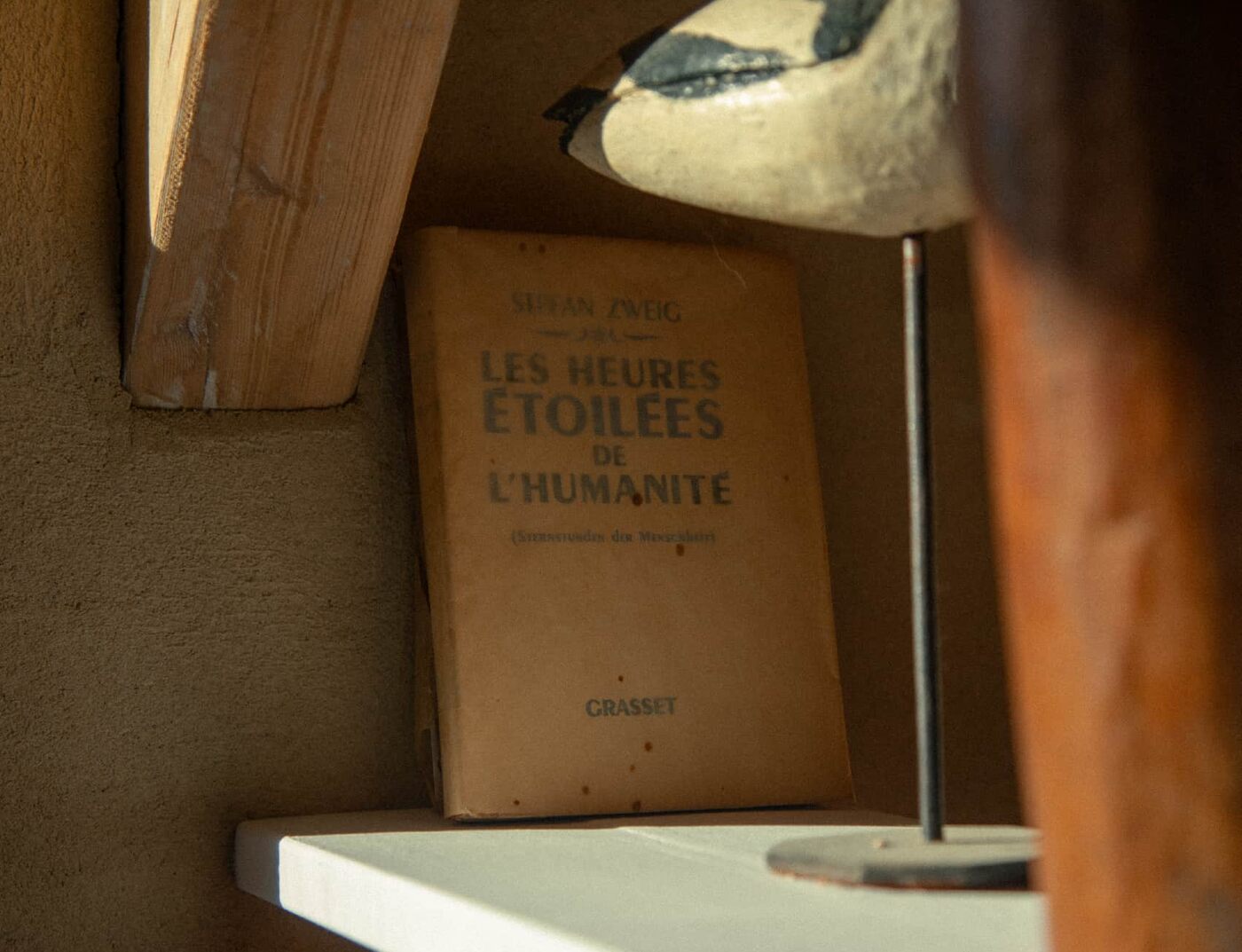 Le livre « Les Heures Étoilées de l'Humanité » posé sur une étagère