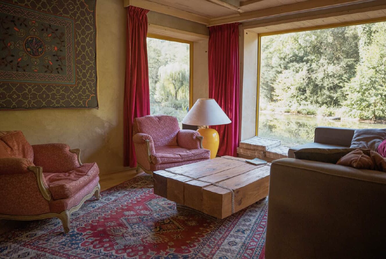 Le salon et ses fauteuils face à la baie vitrée