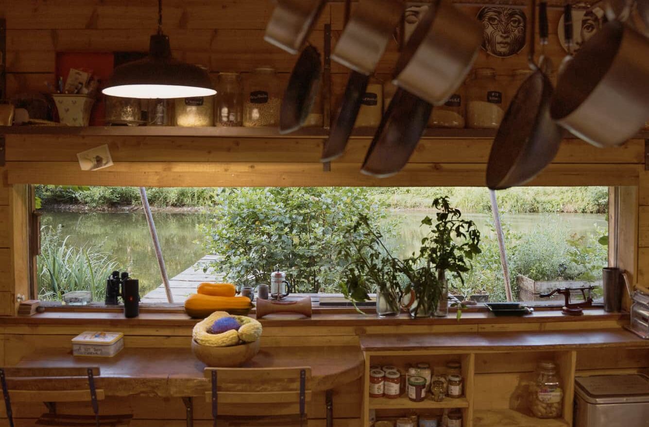 La cuisine ouverte sur l'étang