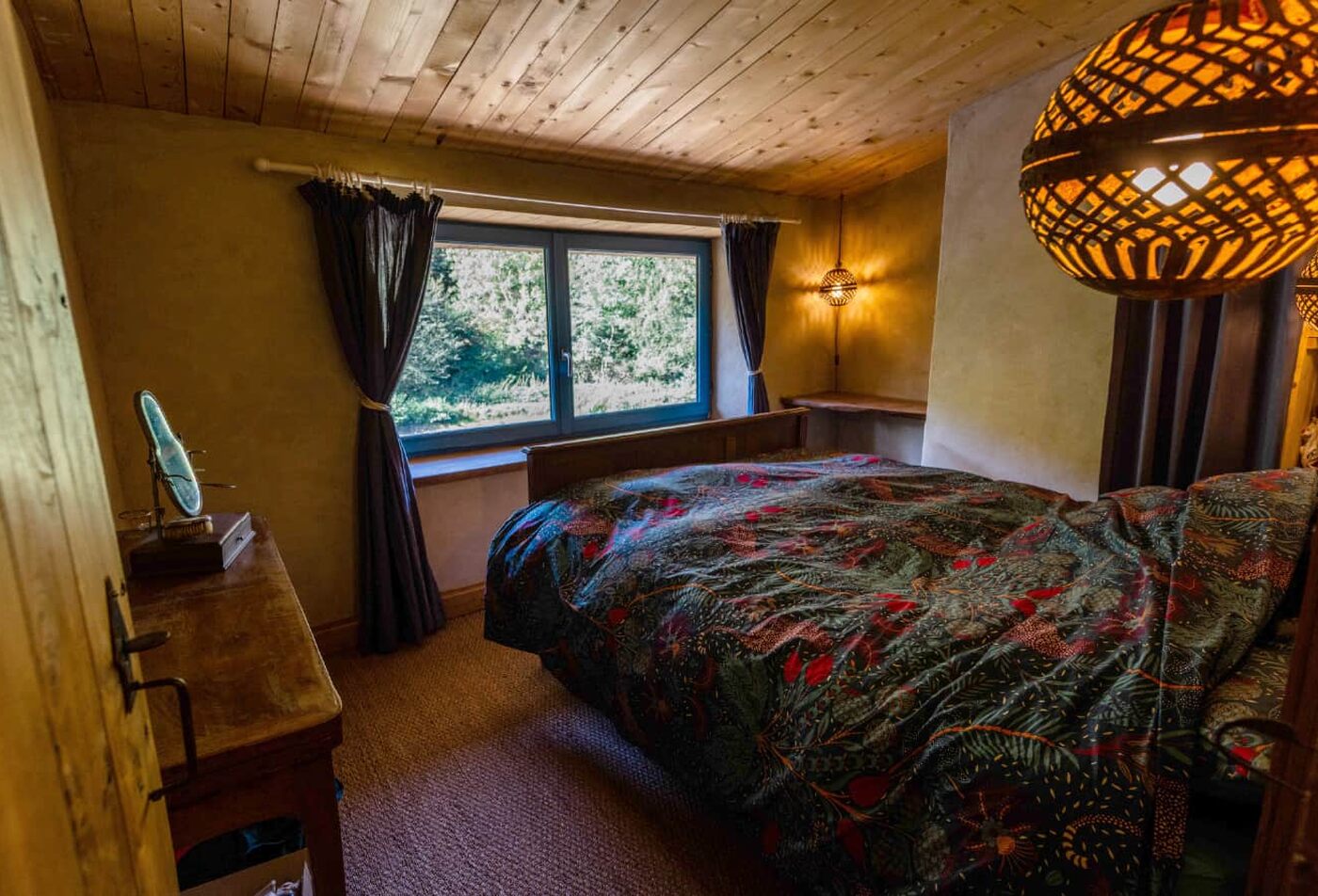 Une chambre en bois sous les toits