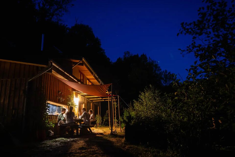 La maison éclairée à la tombée de la nuit