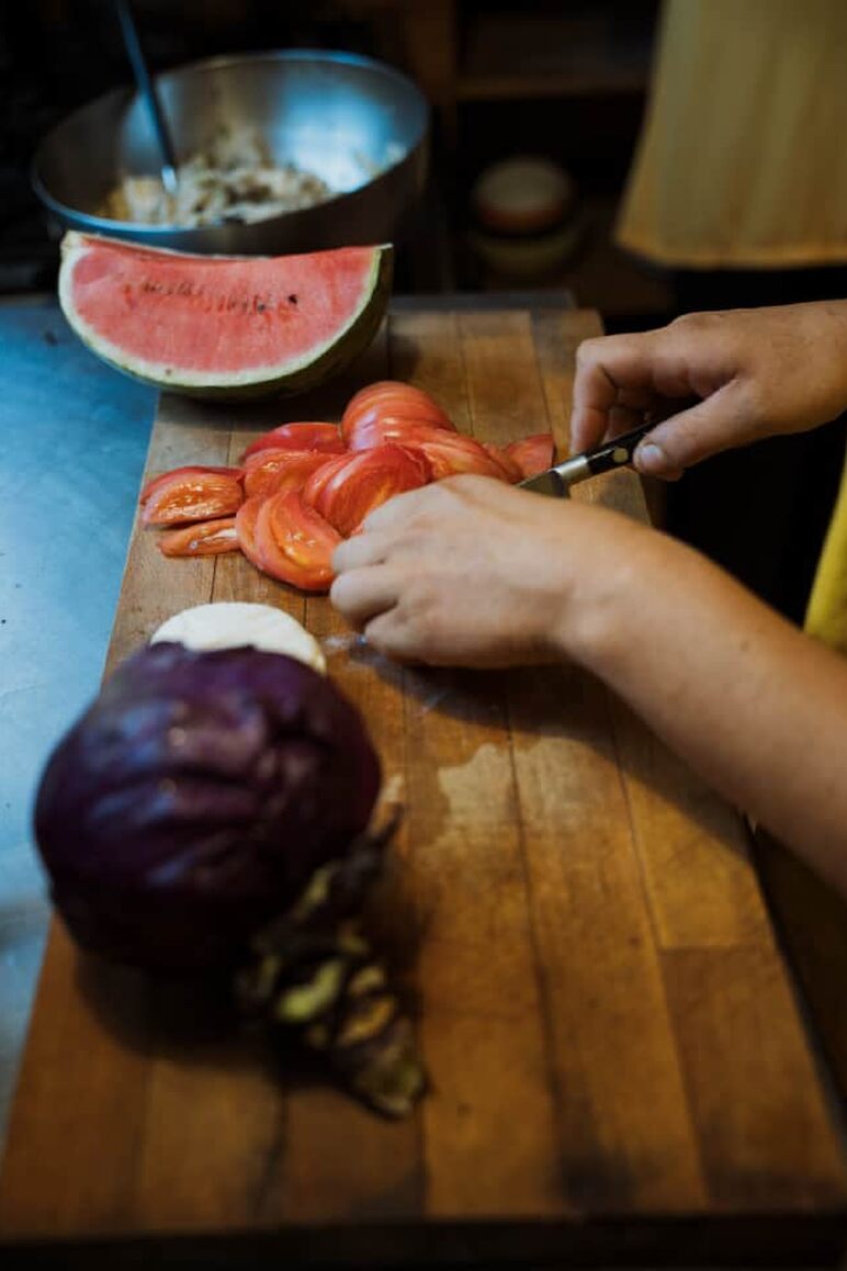 Légumes et pastèque sur le plan de travail