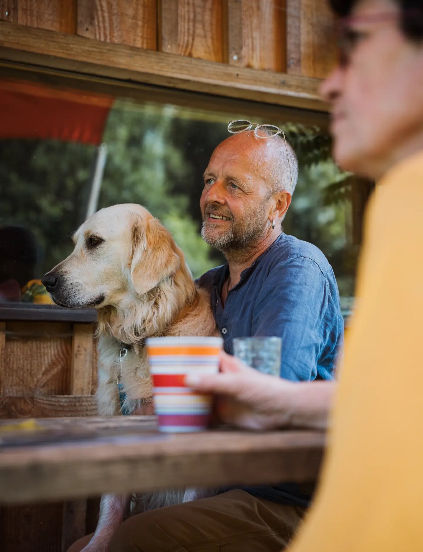 Une conversation autour de la table avec le chien de la ferme