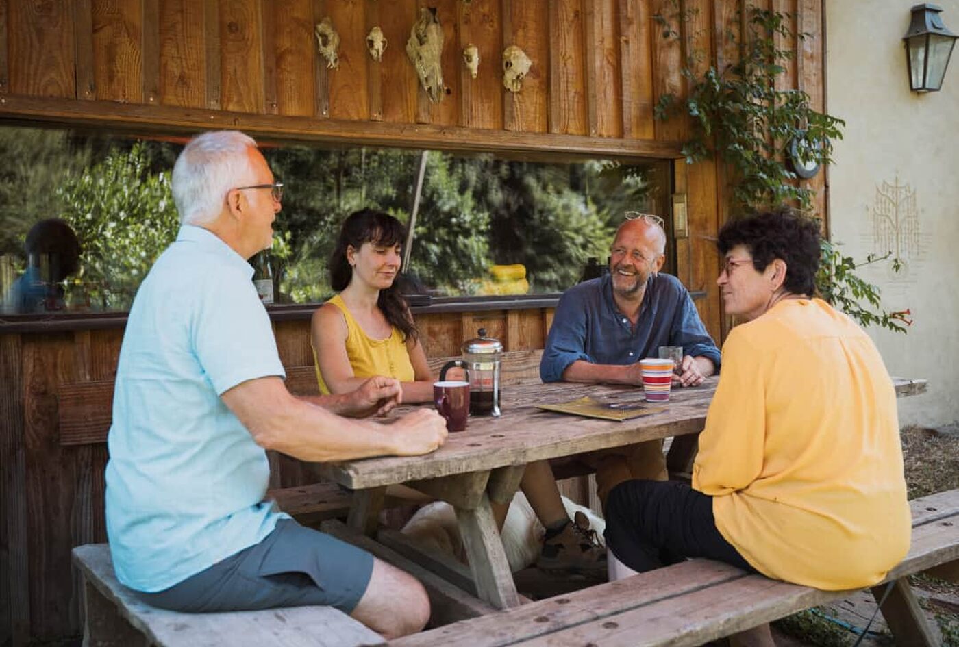 Un repas partagé sous l'auvent