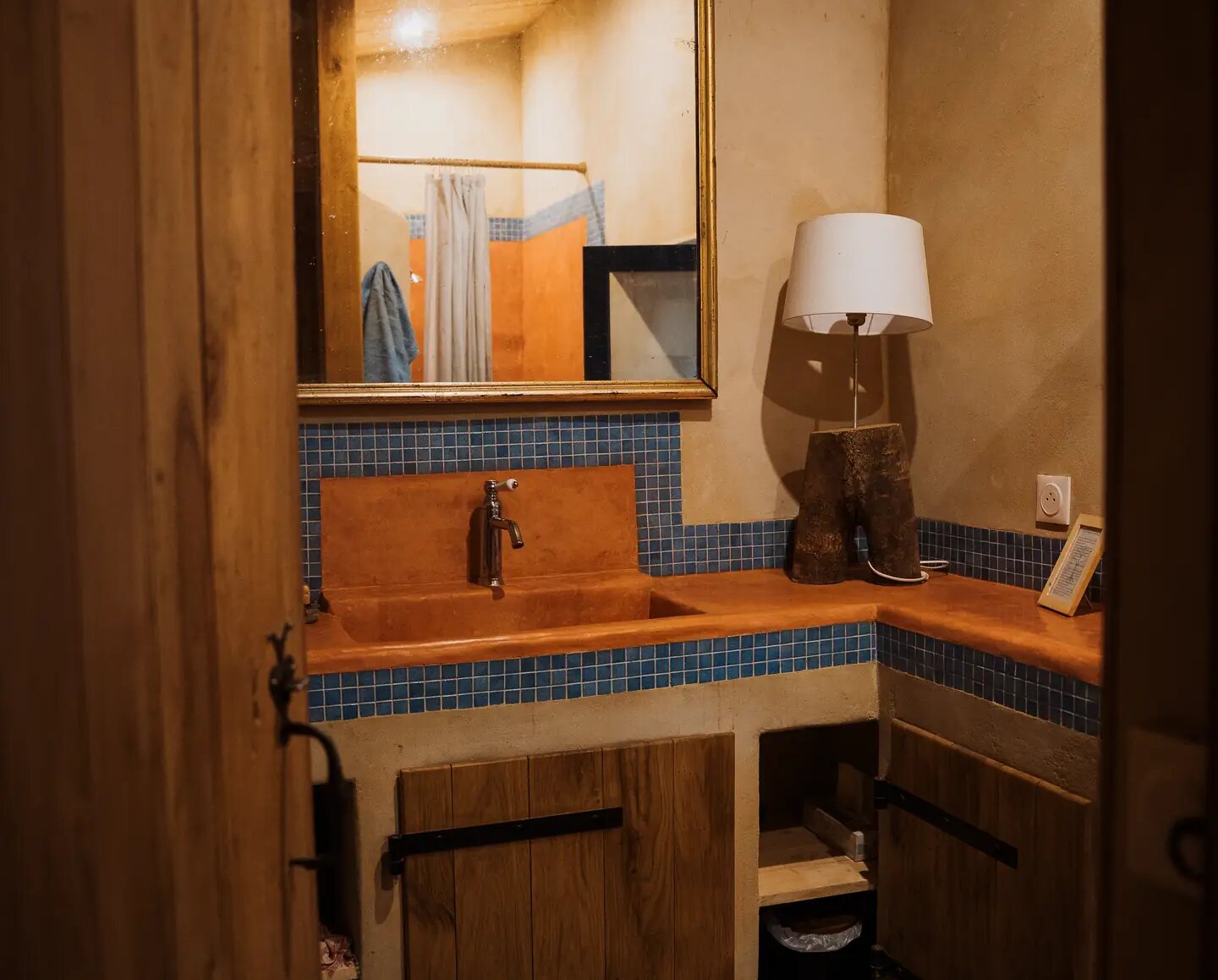 La salle de bain commune, tadelakt et mosaïque bleue