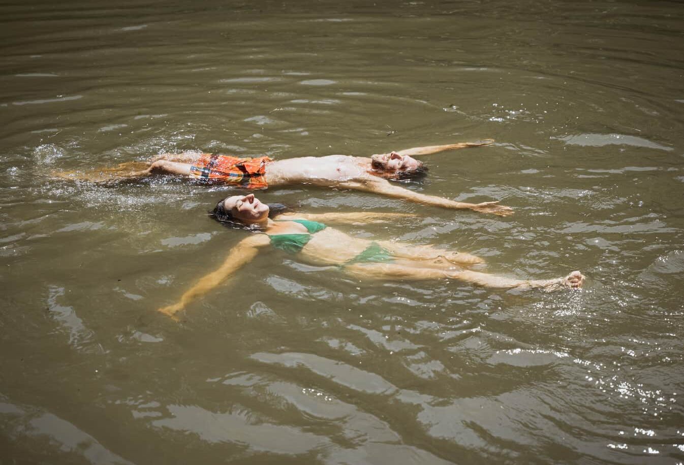 Baignade dans l'étang en été