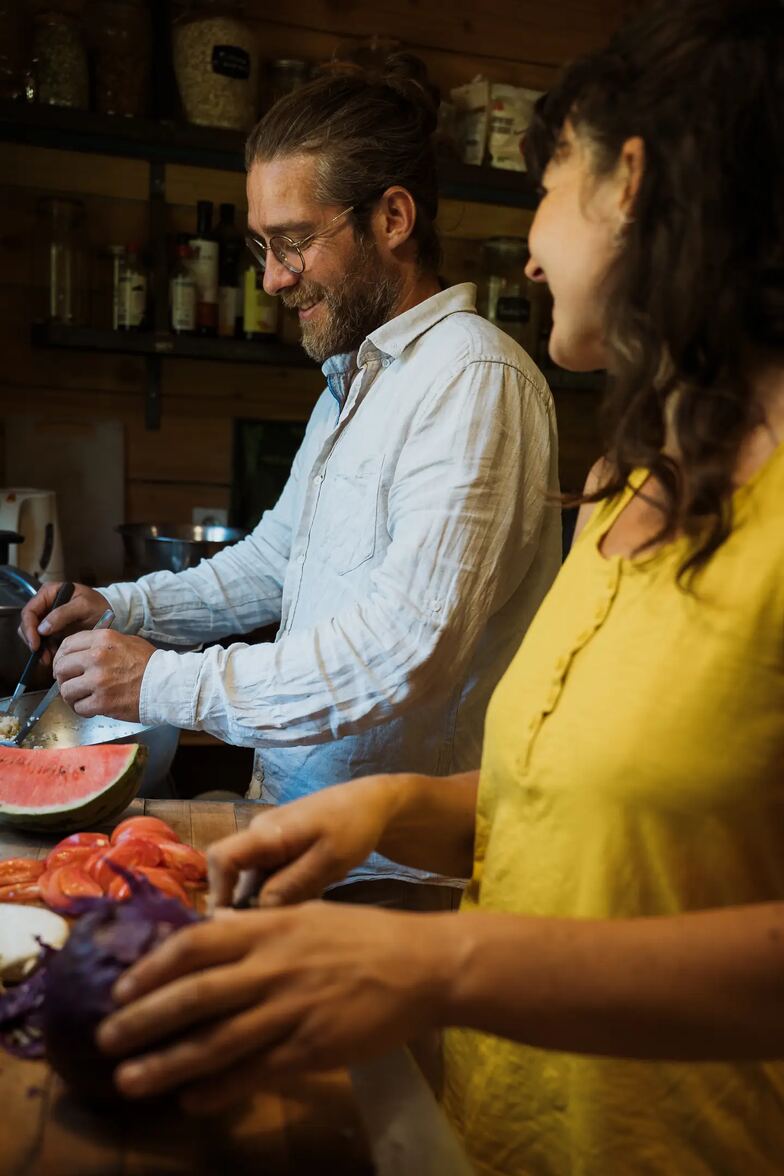 Préparation du repas dans la cuisine