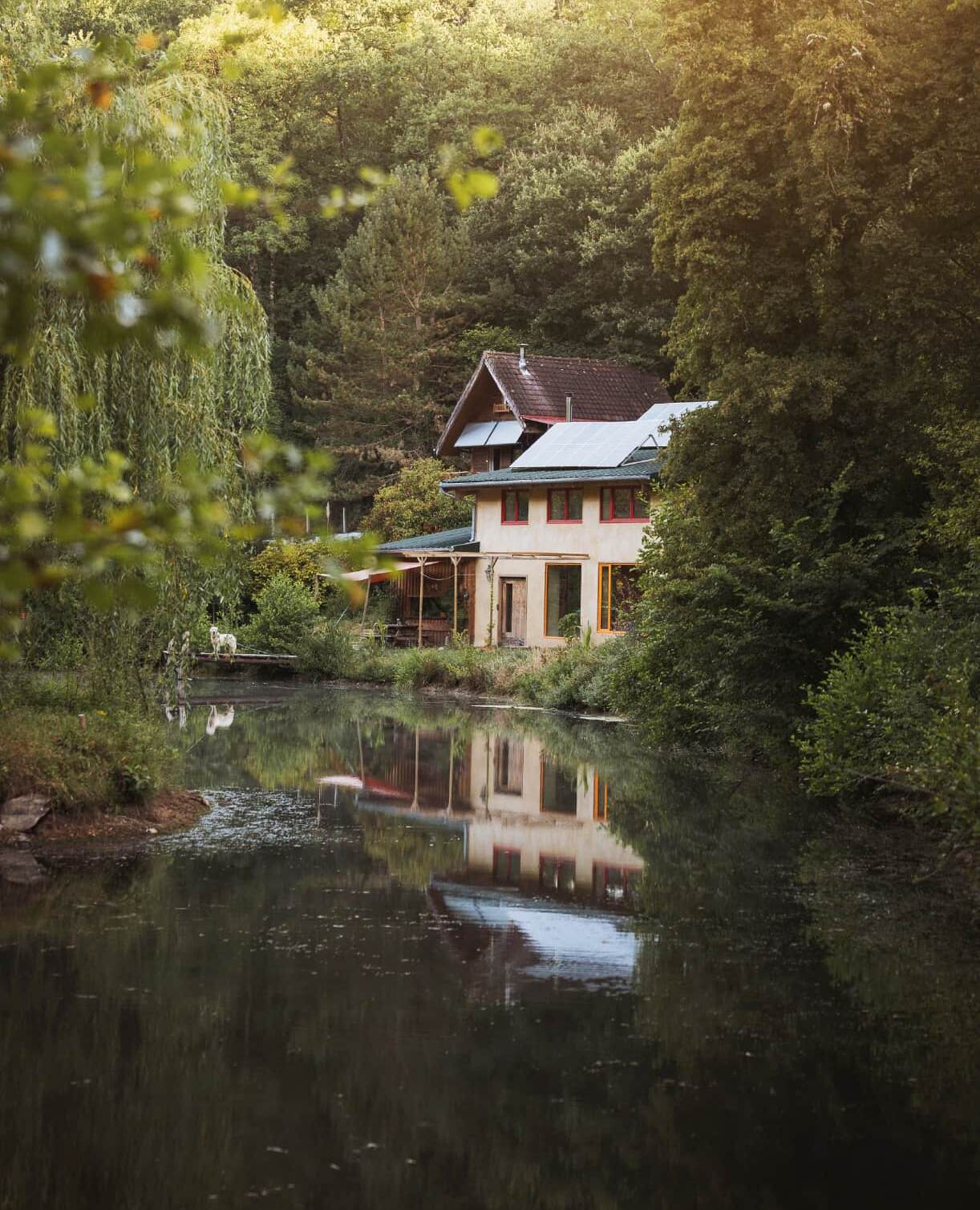 La maison de la ferme se reflète dans l'étang