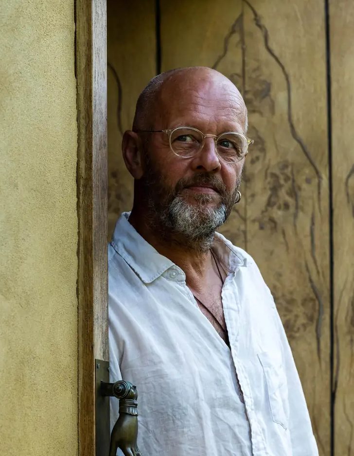 Alain sur le pas de la porte