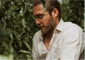 Arthur au milieu des feuillages du potager