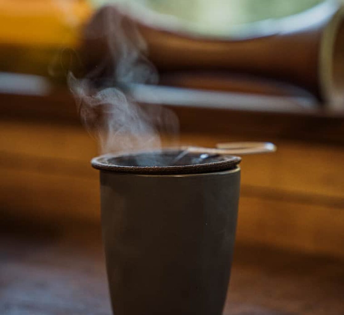 Une tasse fumante sur la table de la cuisine